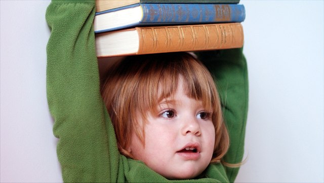 Familienbüro - Kind mit Büchern