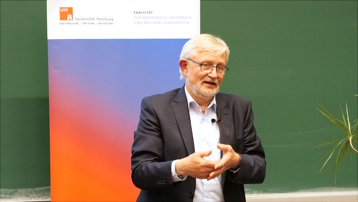 Prof. Dr. Heinrich Graener bei seinem Vortrag "Bild einer Fakulät".