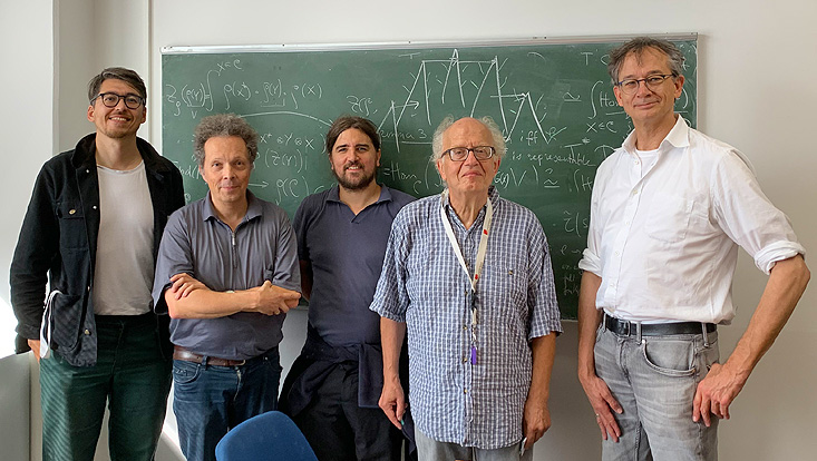 Von links nach rechts: Dr. Azat Gainutdinov, zurzeit als Humboldt-Fellow an der Universität Hamburg und ehemaliger Doktorand in der Gruppe von Prof. Feigin, Prof. Christoph Schweigert, Prof. Simon Lentner, Prof. Feigin, Träger des Humboldt-Forschungs