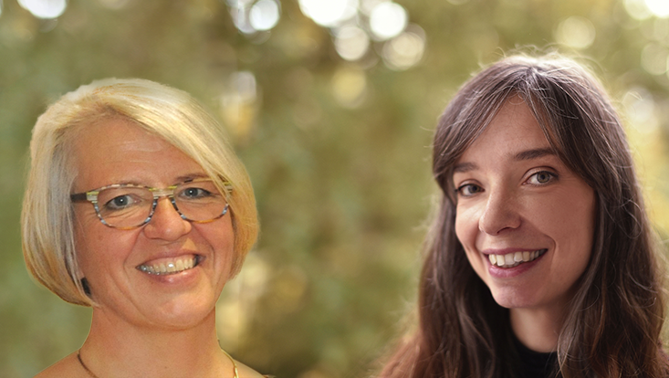 Portraitsfotos von Esther Diekhoff und Monika Koers vor einem grünen Hintergrund.