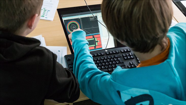 Jugendliche for einem Laptop