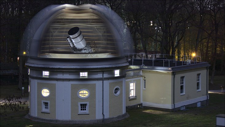Sternwarte mit Teleskop