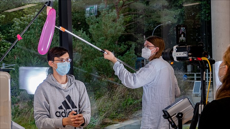 Maskierte mit Ballon