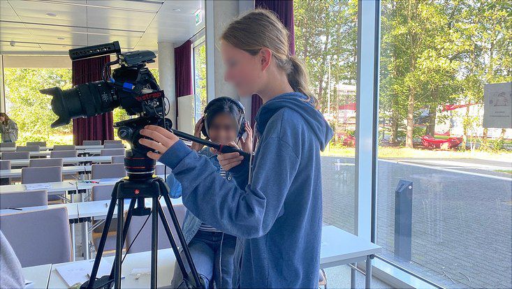 Mädchen hinter der Kamera