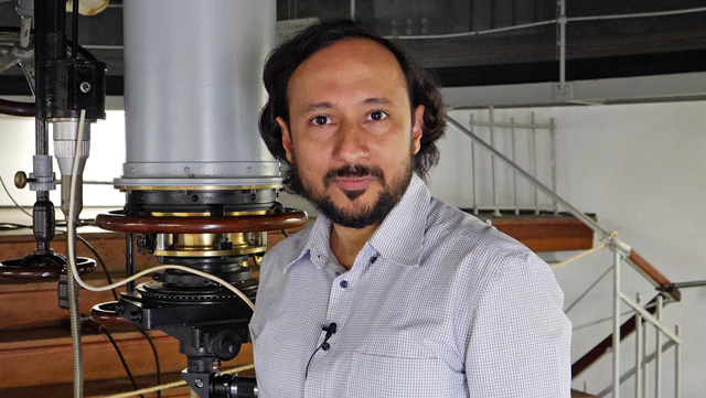 teaser-06-pranjal In der sechsten Folge von „Warum Astrophysik?“ nimmt uns der Astrophysiker Dr. Pranjal Trivedi von der Hamburger Sternwarte mit in das Reich der Dunklen Materie und zeigt verschiedene Methoden, mit denen die Rätsel um diese geheimnisvolle Materie gel