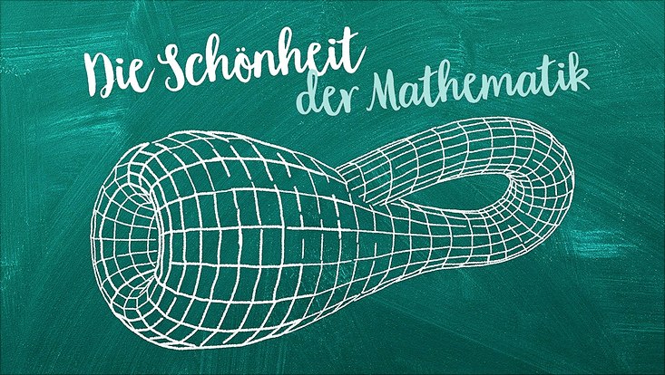 Auf einer dunkelgrünen Tafel ist in weißer und hellgrüner Schrift