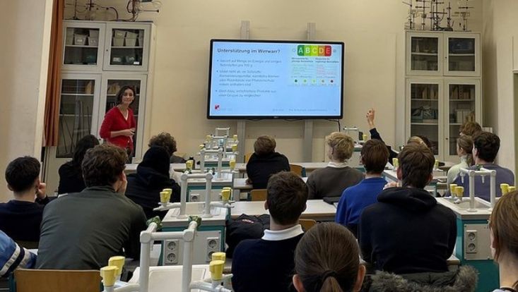 Dozentin vor Schulklasse