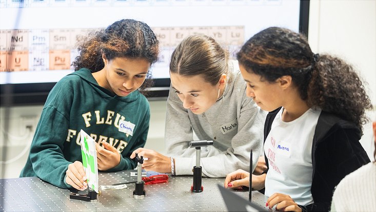 Schülerinnen bei einem Laborversuch