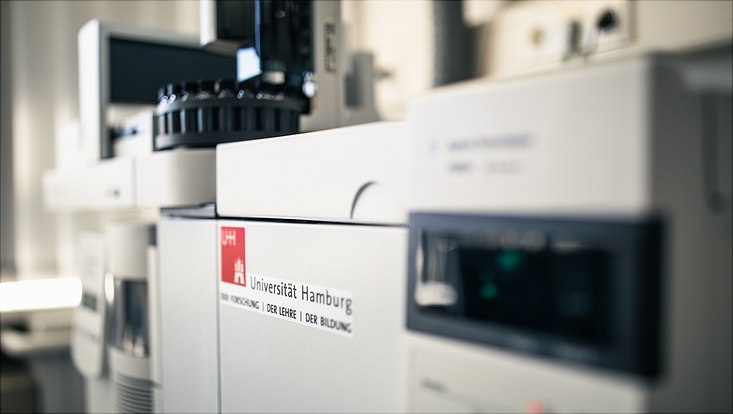 Gaschromatograph gekoppelt mit Massenspektrometer auf einer Laborbank