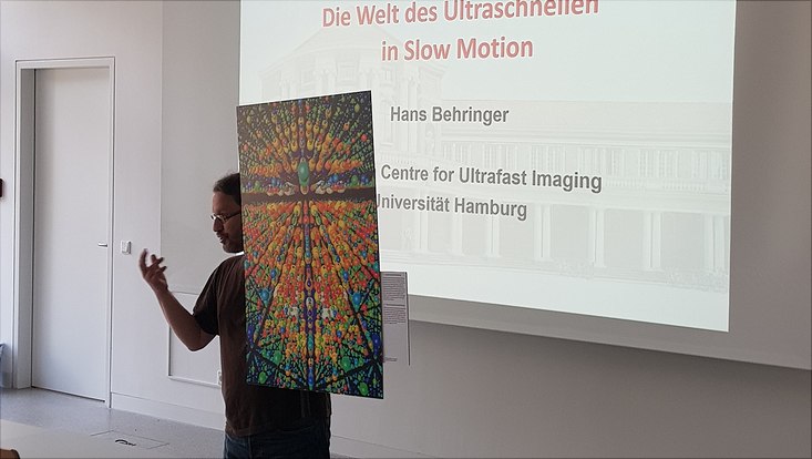 Wissenschaftler erklärt ein Bild